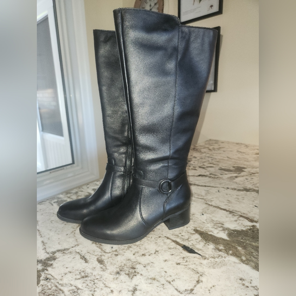 LIKE NEW Black Leather Knee High Wide Calf Naturalizer Boots. Size 9. Worn Once